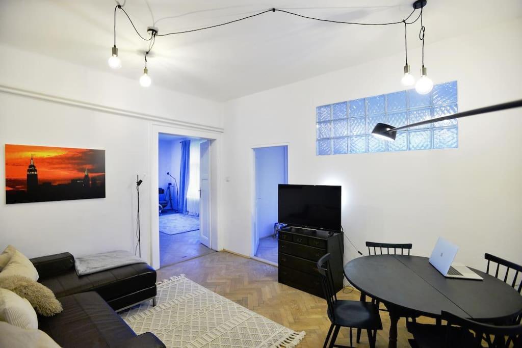 Airy & Bright Flat In Dejvice By Castle Apartment