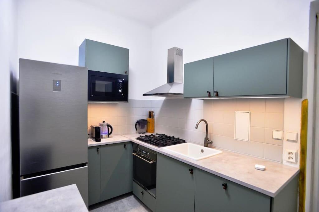Airy & Bright Flat In Dejvice By Castle Apartment Prague